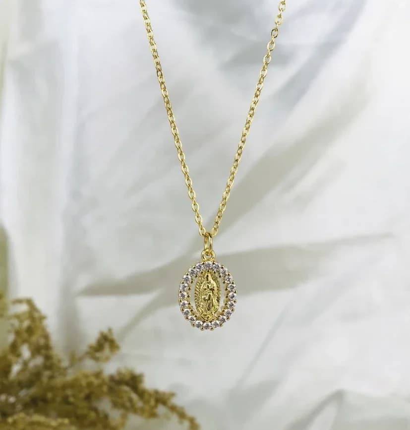 Collar dorado con medalla de la Virgen rodeada de circones